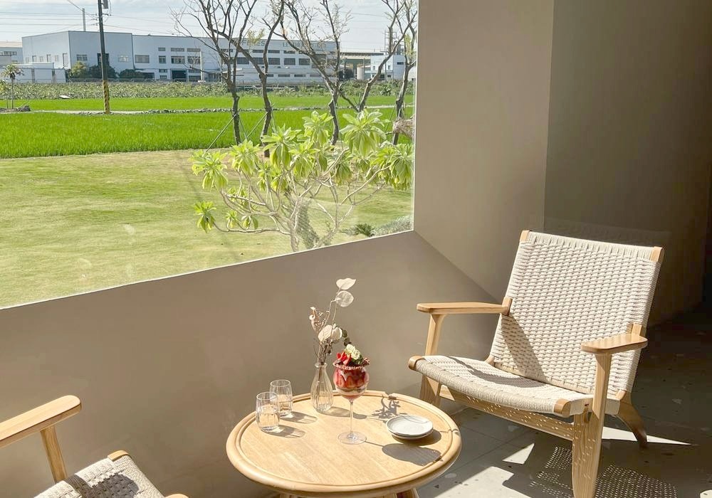 Sonniger geschützter Terrassenplatz mit Tisch und Sesseln